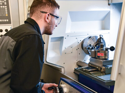 Weiler Werkzeugmaschinen Mann mit Maschine