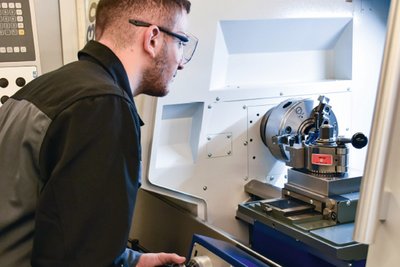 Mann mit Maschine