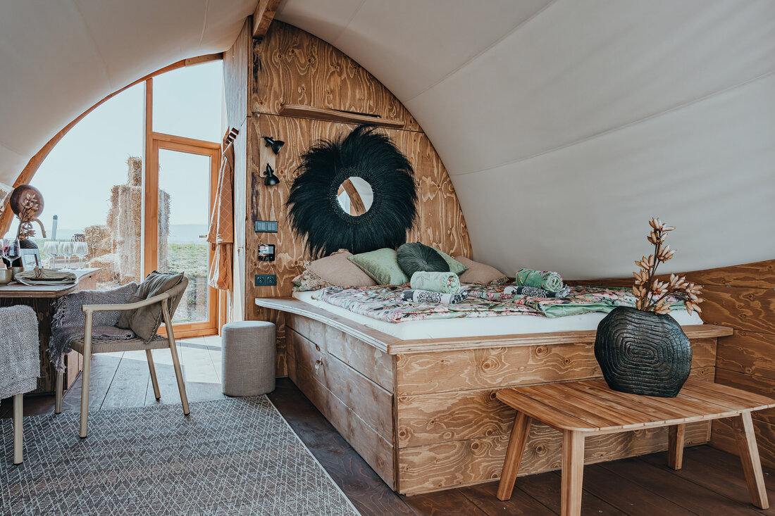 Sowohl von außen (großes Bild links) als auch von innen ist das Mountain Chalet ein Hingucker. © Strohboid, Rene Gaens, Florian Matzi Strohboid Pavillons