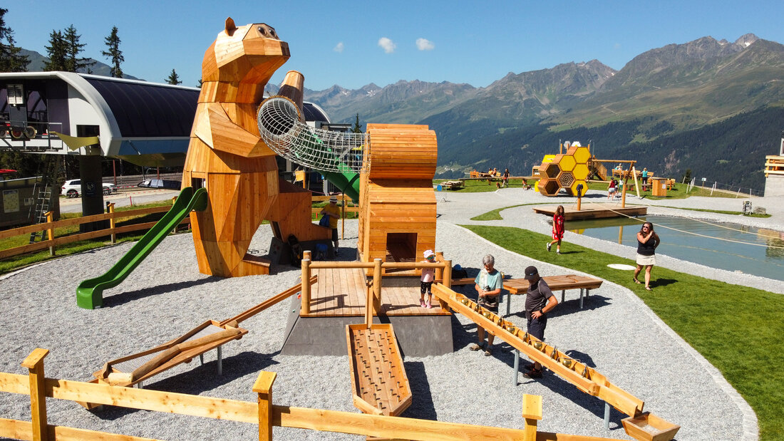 Überdimensionaler Holzspielturm mit Rutsche