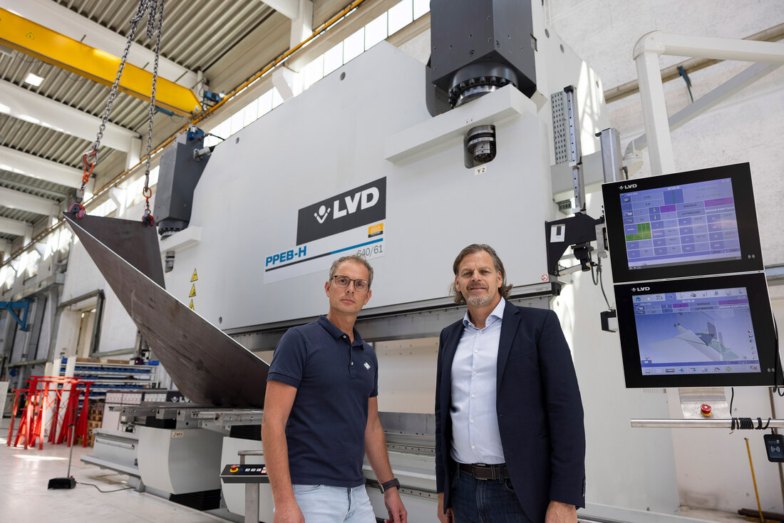 Zwei Männer vor der LVD-Abkantpresse