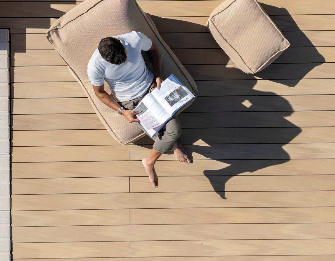 Mann sitzt auf Terrassen - Bild von oben