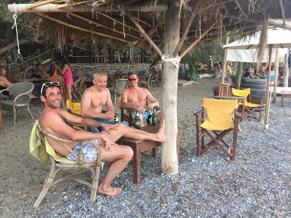 freesolo-Gründer sitzen in einer Strandbar