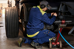 Sicherheitsbekleidung und Gehörschutz