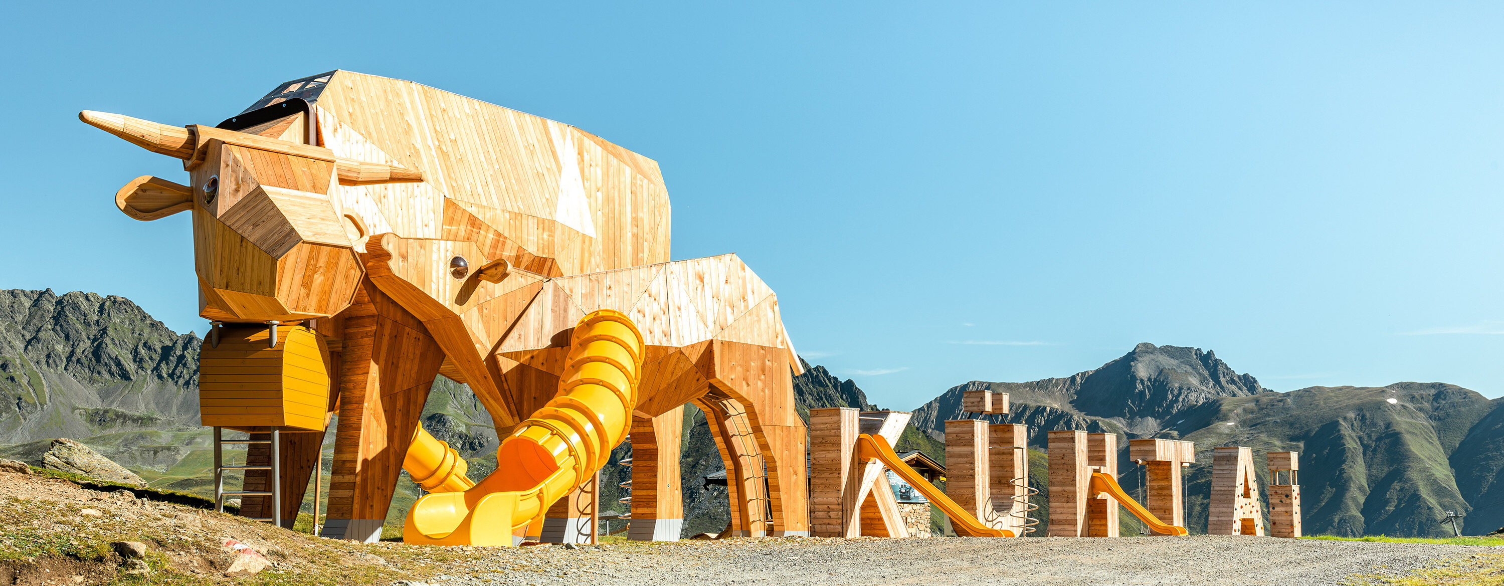 Überdimensionaler Spielplatz in Kühtai in Form einer Riesenkuh