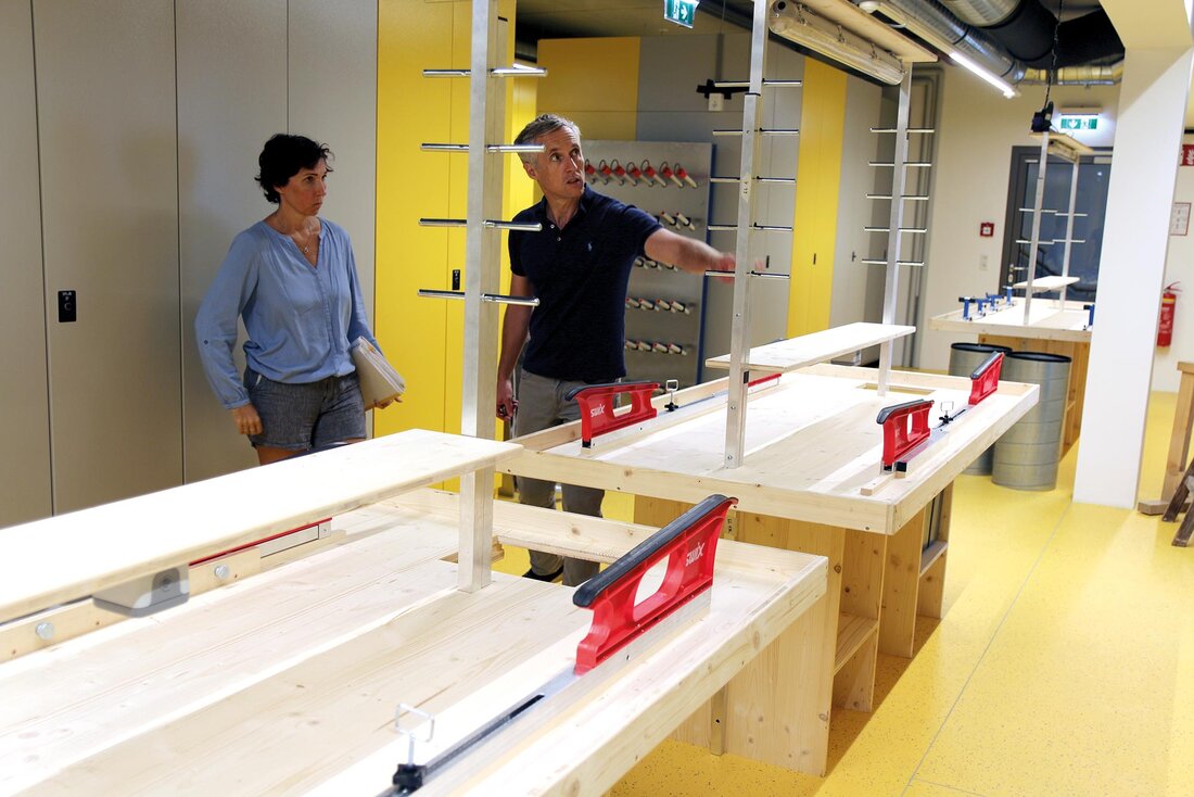 Zwei Menschen im Technik- und Serviceraum