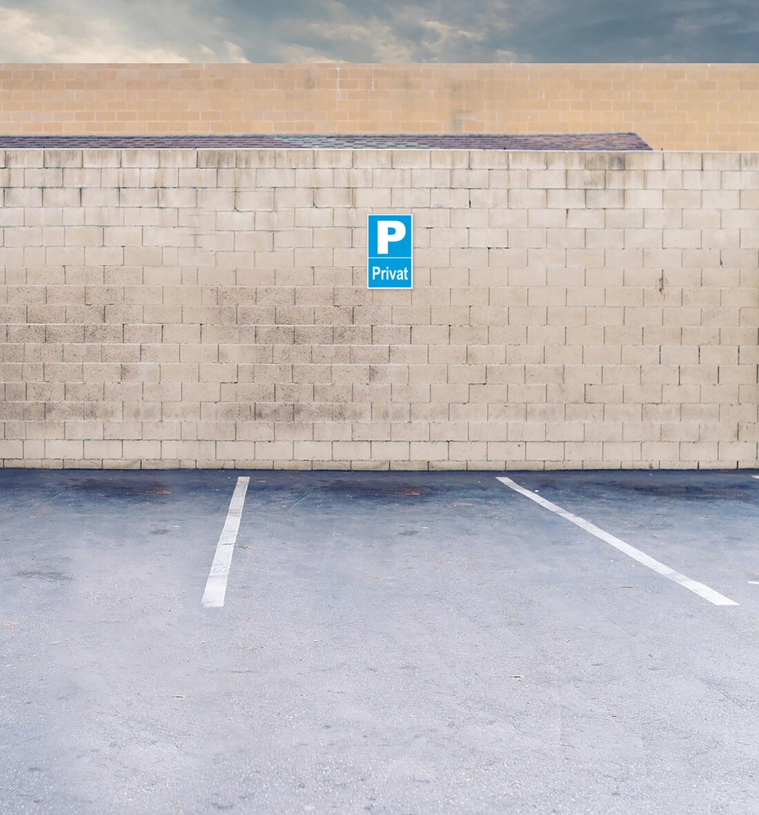 Parkplatz mit Schild