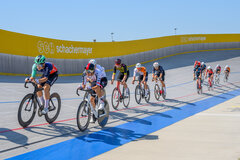 Bahnradfahrer im Velodrom