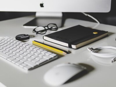 Schreibtisch mit Tastatur und Laptop