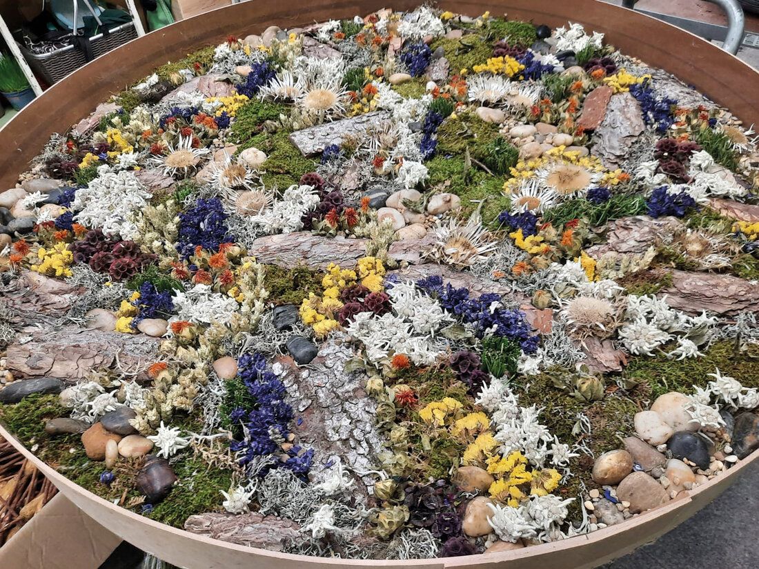 Tisch mit Blumenwiese