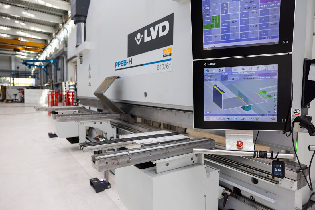 LVD Abkantpresse mit zwei Monitoren