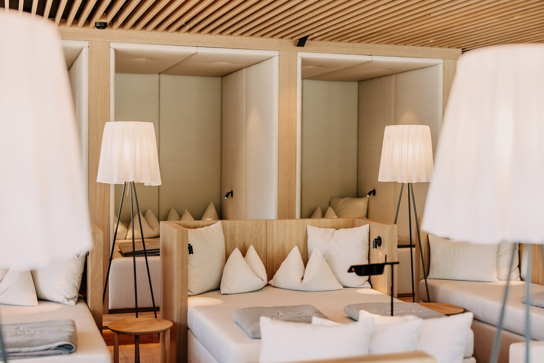 Zimmer mit Betten und viel Holz