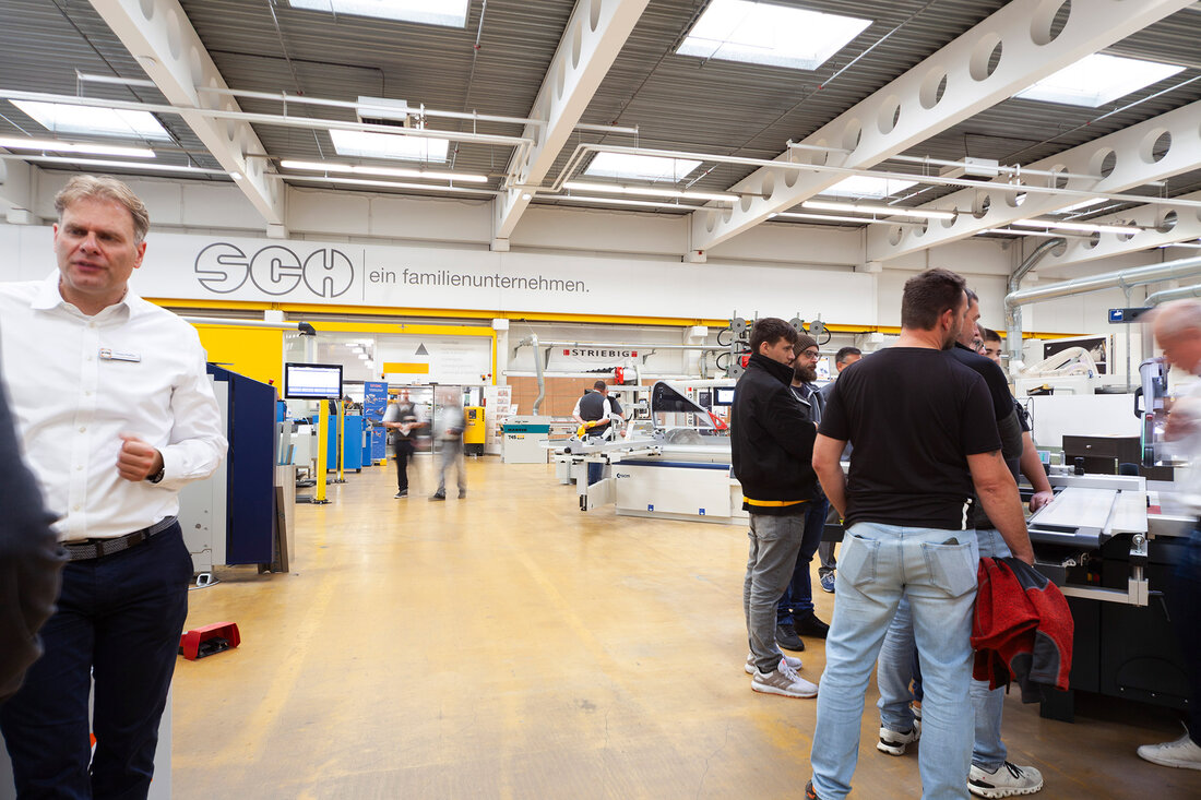 Personen in der Maschinenhalle 