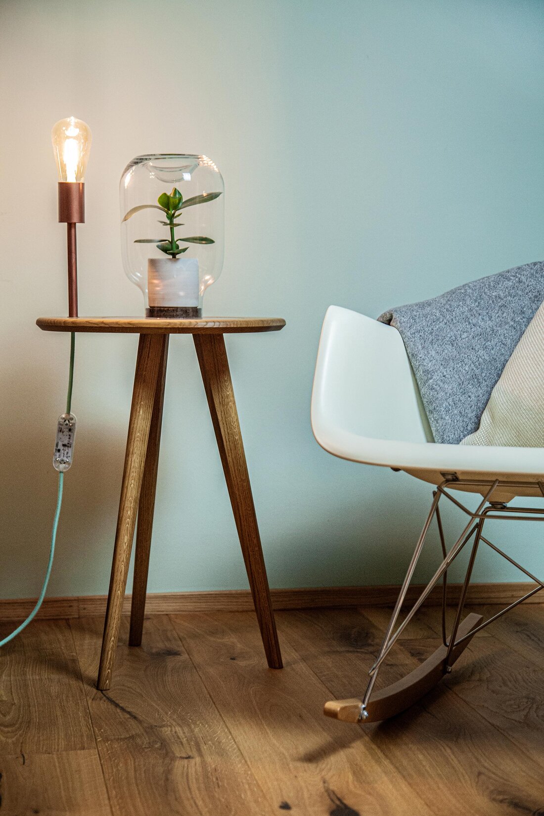 Lampe auf Nachttisch