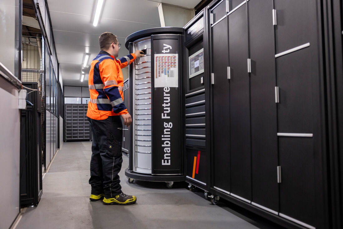 Arbeiter bedient einen Beschaffungsautomaten
