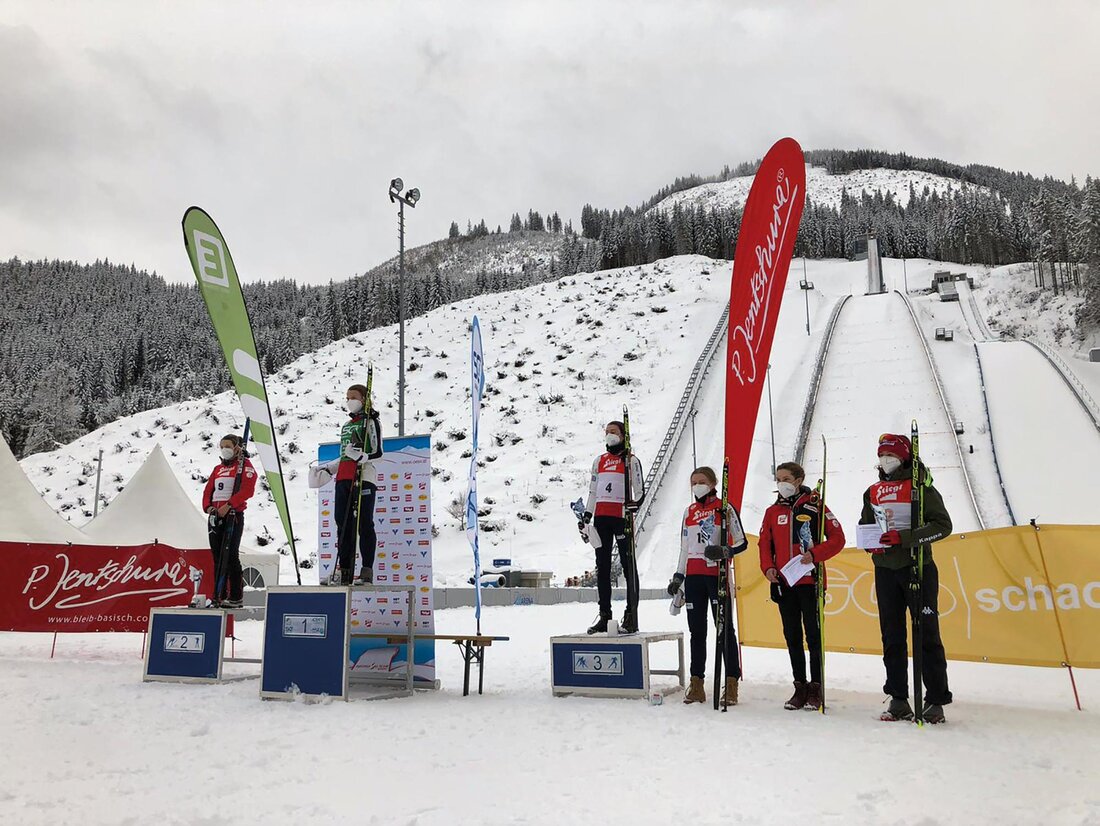 Podium mit Skispringern