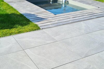 Eine Terrasse aus Holz-Dielen und Keramik-Platten