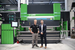 Zwei Männer vor LVD-Abkantpresse