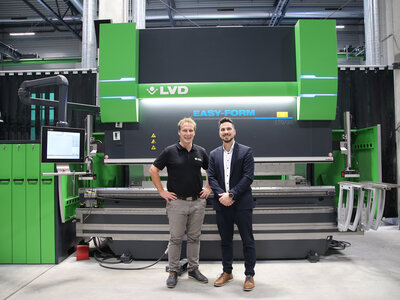 Zwei Männer vor LVD-Abkantpresse