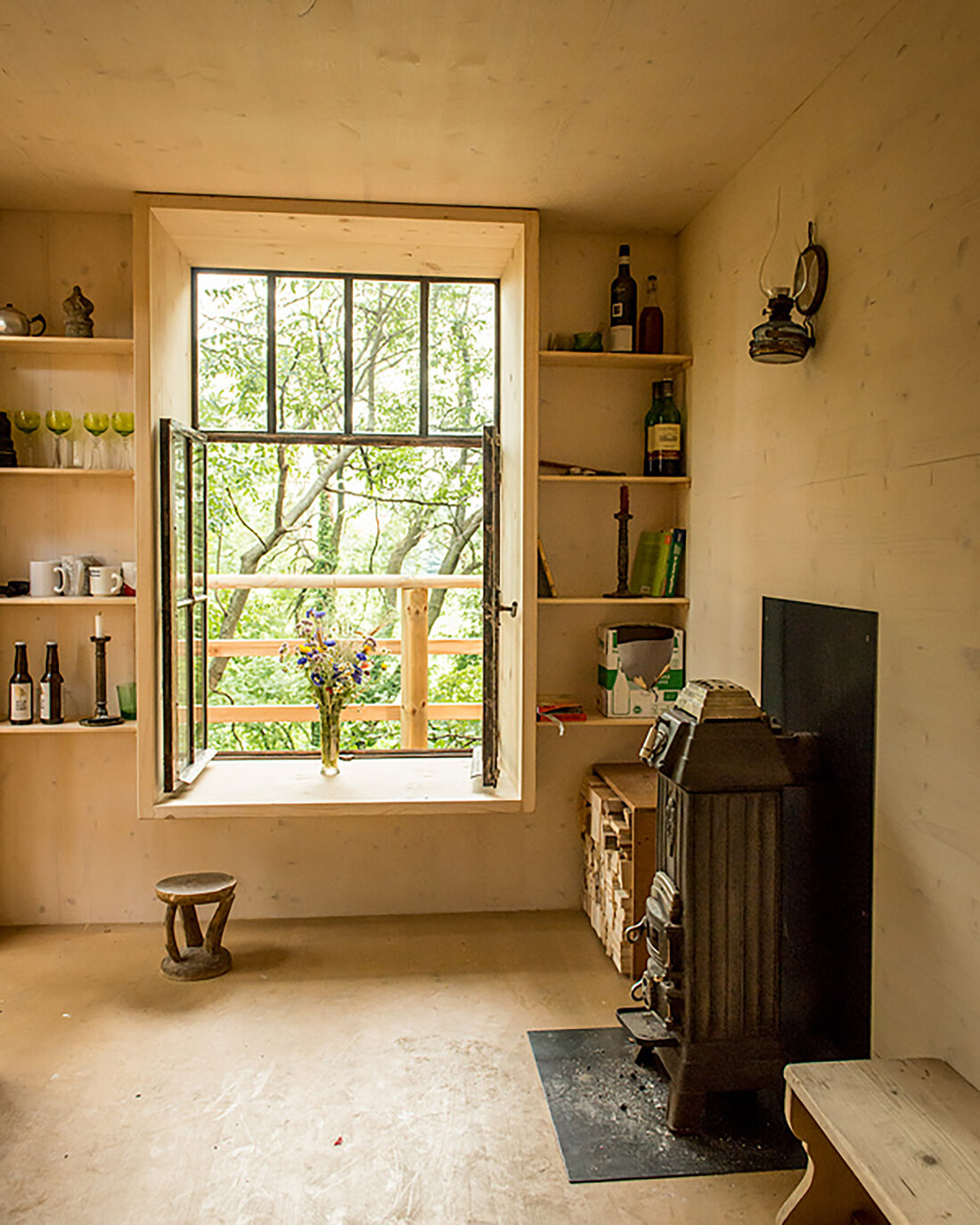 Wohnzimmer mit Fenster in einem Baumhaus