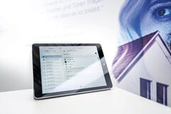 Die Fenster lassen sich dabei via App steuern.