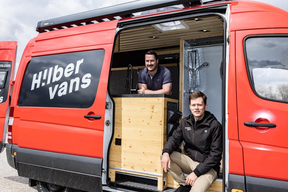 Ronald Bruckschwaiger (rechts) und Möbeltischler Daniel Svoboda (svo-living)