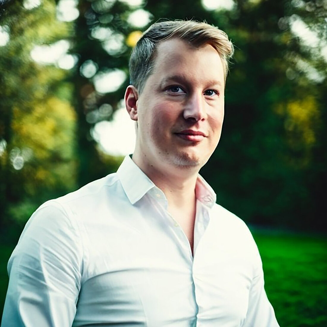 Portraitfoto eines Mannes in der Natur 