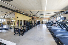 Holz-Fitnessstudio mit Cardio- und Kraftgeräten