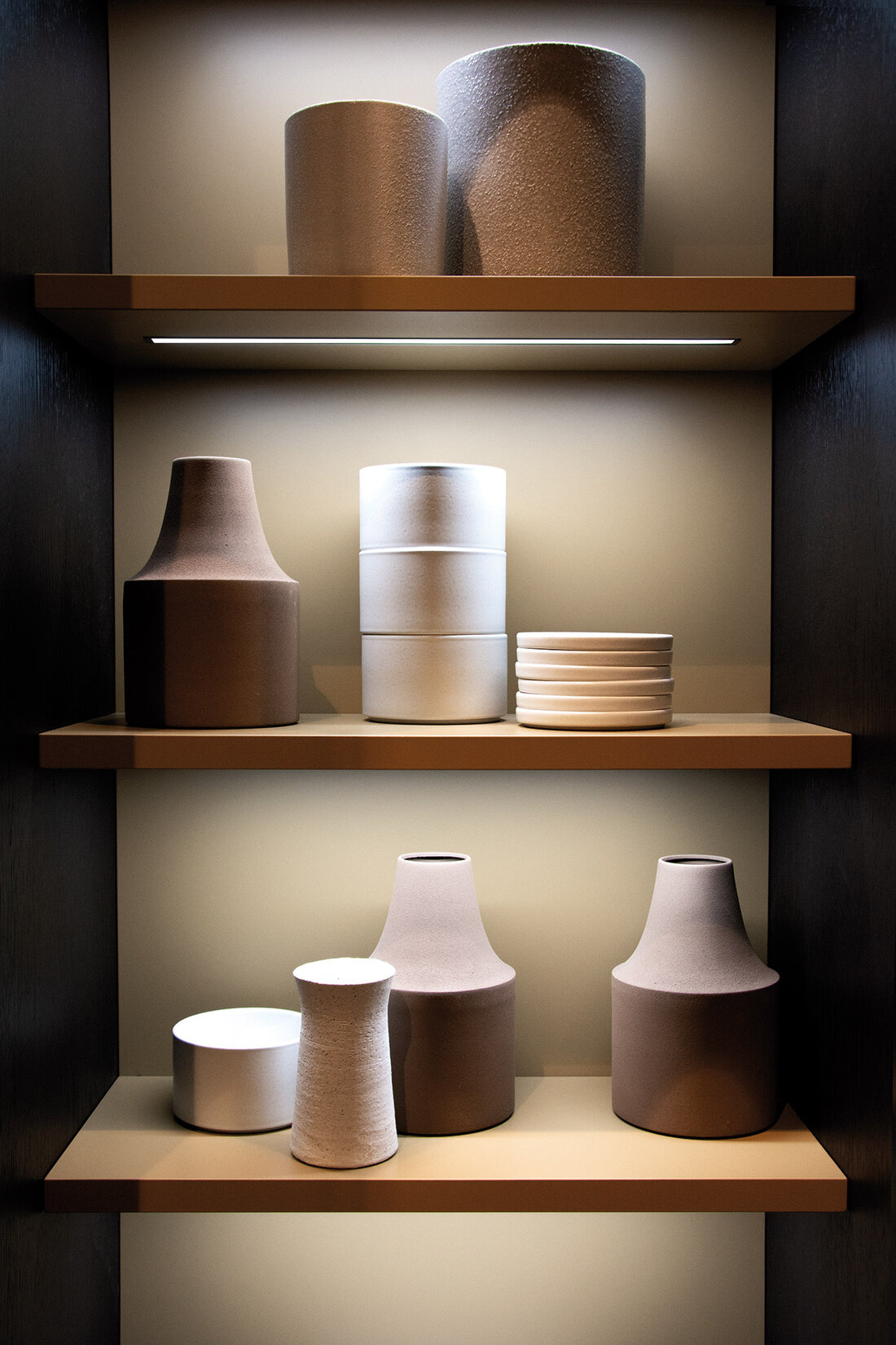 Beleuchtete Kastennische mit Vasen