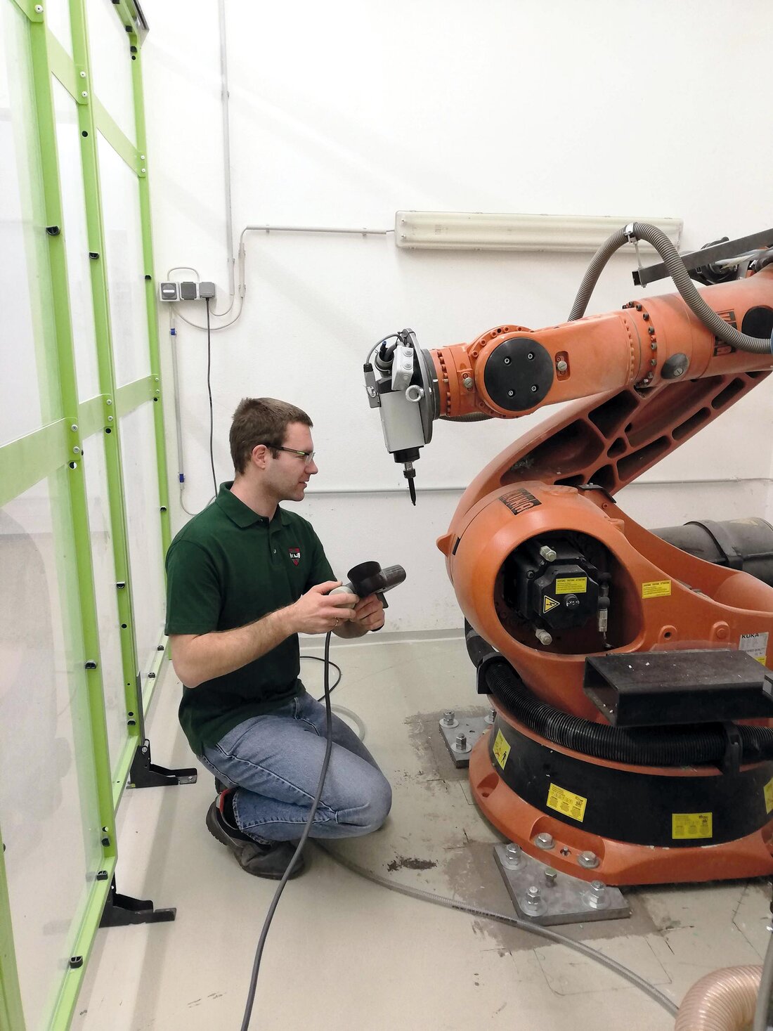 Markus Niedersüß mit Roboter