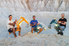 Drei Männer auf Spielzeugbaggern