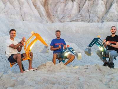 Drei Männer auf Spielzeugbaggern