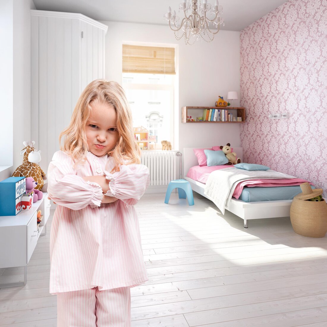 Kind im Kinderzimmer