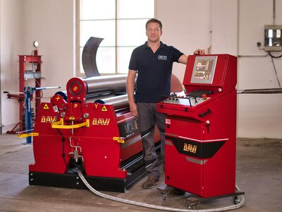 Florian Gomig steht vor einer Davi Maschine
