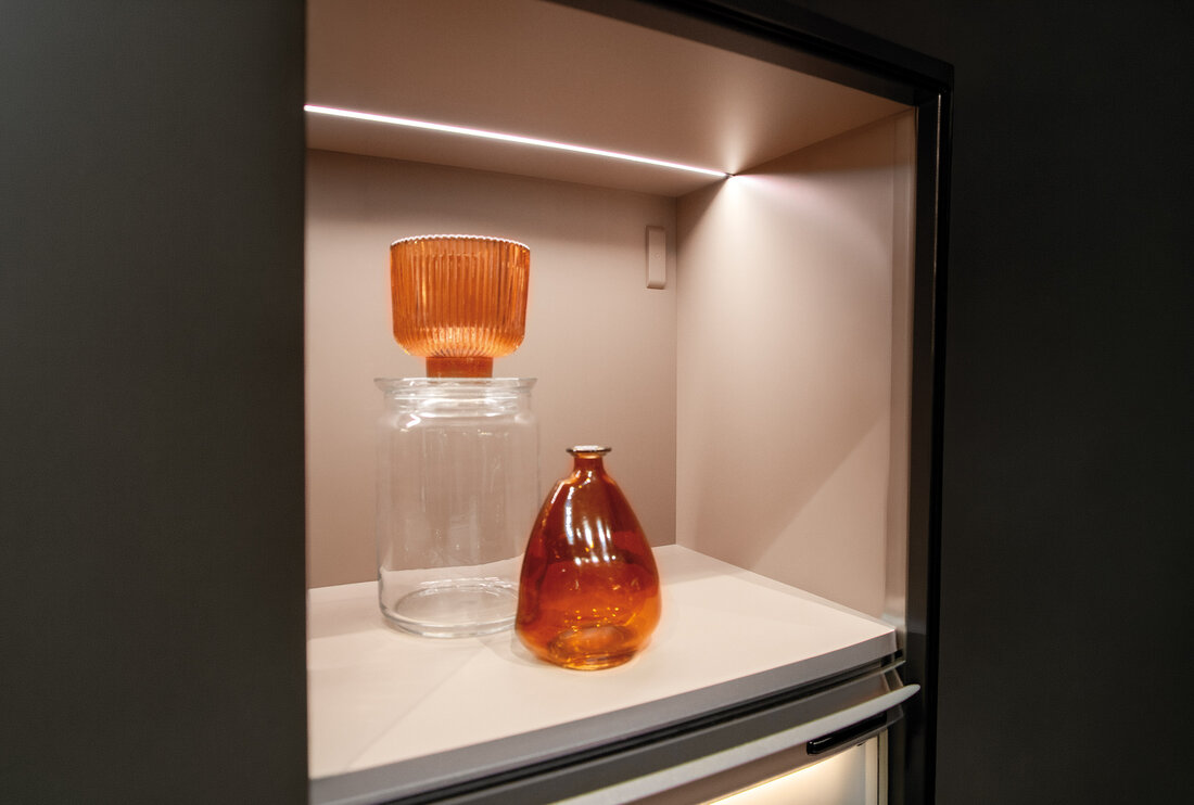 Beleuchtete Kastennische mit Vasen