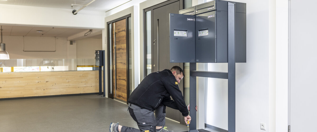 Zusammenbau und Montage von Brieffachanlagen