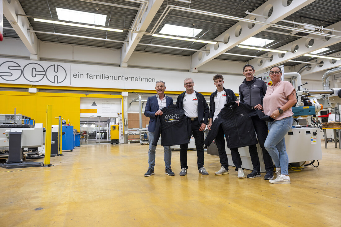 Männer vor einer Holzbearbeitungsmaschine