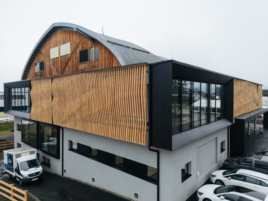 Außenansicht einer modernen Liftstation aus Holz