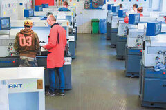 Menschen an Maschinen