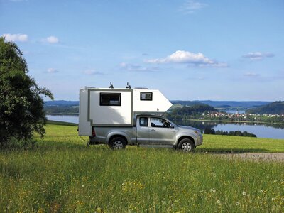 Foto mit See Pickup Camper vor See