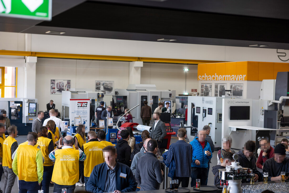 Maschinenhalle mit Menschen