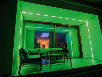 Raum grün beleuchtet