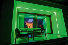 Raum grün beleuchtet
