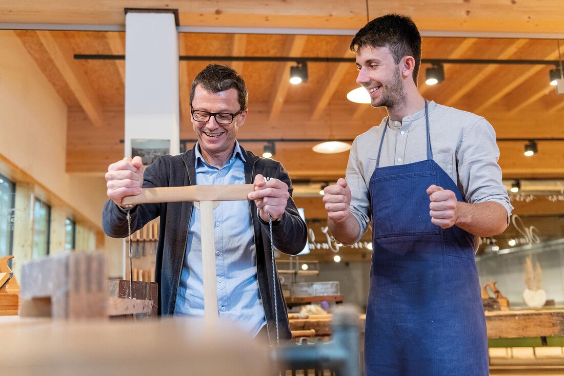 Menschen tischlern Bilderrahmen