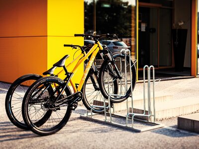 Fahrräder im Ständer Fahrräder