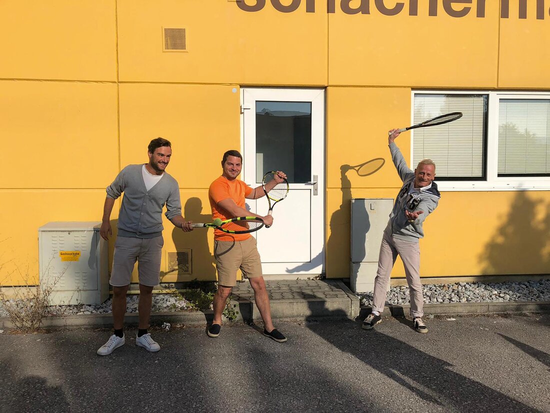 Tennisspielende Mitarbeiter