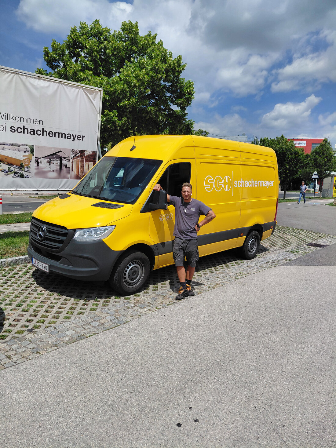 Schachermayer Mitarbeiter vor gelbem Kleinbus