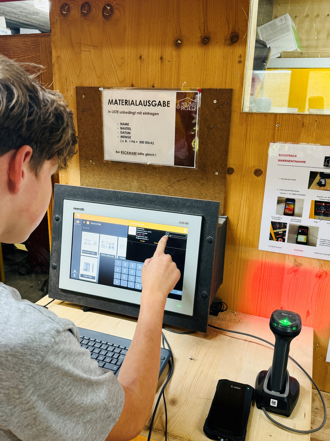 Mann tippt auf ein Display