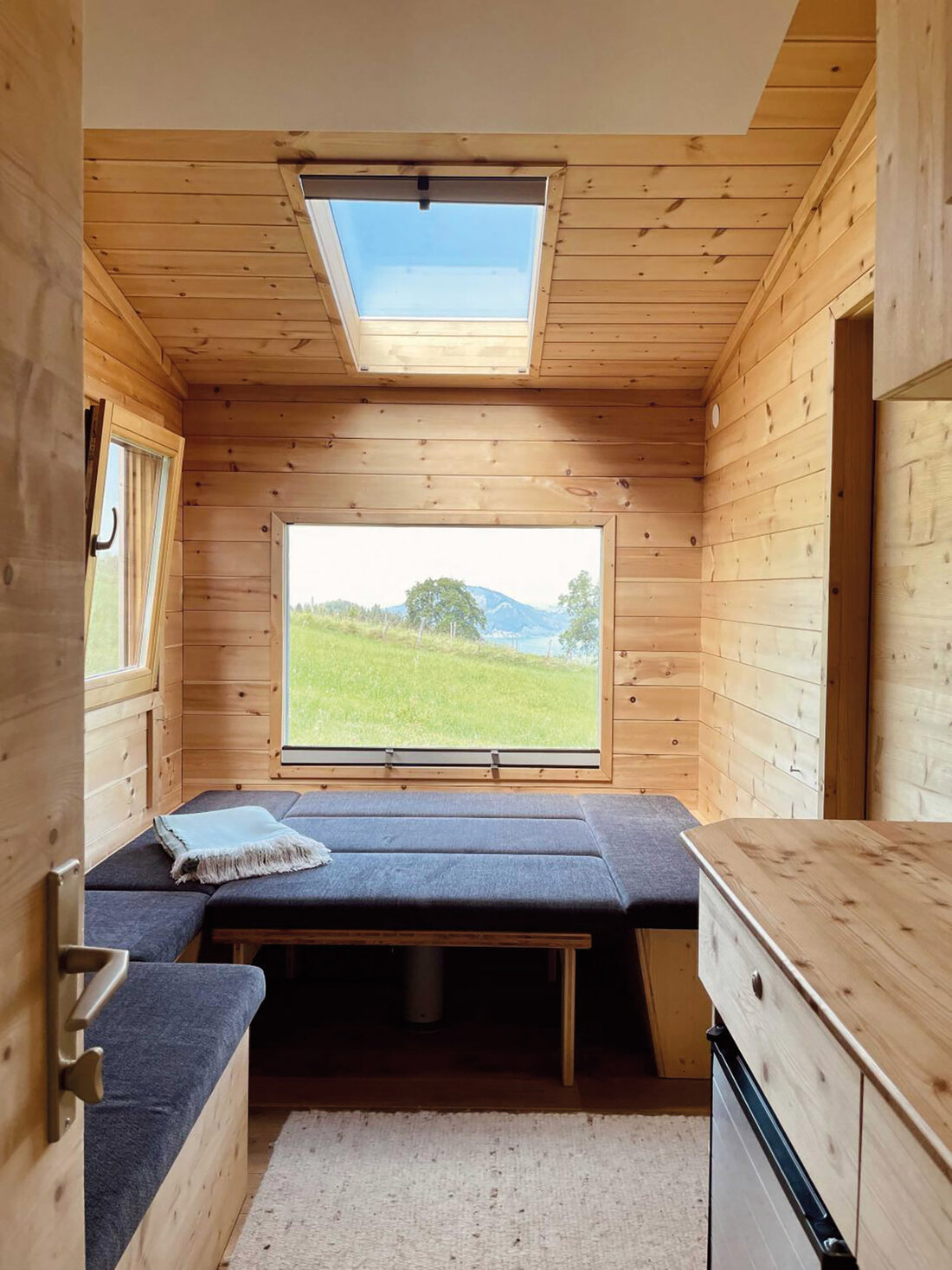 Holzhütte mit Inneneinrichtung