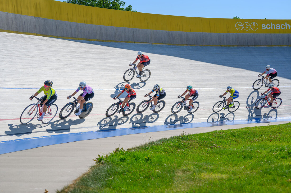 Bahnradfahrer beim Start im Velodrom